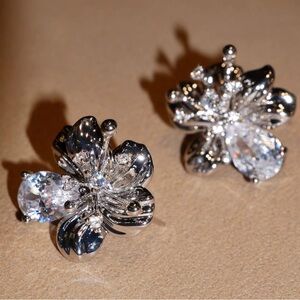 Flower earrings with big diamond